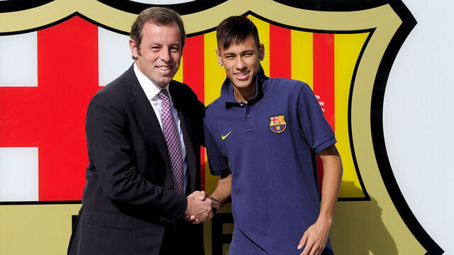 FC Barcelona's new player Brazilian Neymar da Silva Santos Junior (R) poses with Barcelona's President Sandro Rosell at Camp Nou stadium in Barcelona, on June 3, 2013. Santos and Brazil star Neymar signed a five-year contract with Spanish giants Barcelona. AFP PHOTO/ JOSEP LAGO