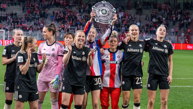 dpatop - 22 April 2026, Berlin: Soccer, Women: Bundesliga, 1. FC Union Berlin - Bayern Munich, Matchday 23, An der Alten Försterei, Bayern's players celebrate their victory after the match with a replica of a championship trophy. Photo: Soeren Stache/dpa - IMPORTANT NOTE: In accordance with the regulations of the DFL German Football League and the DFB German Football Association, it is prohibited to utilize or have utilized photographs taken in the stadium and/or of the match in the form of sequential images and/or video-like photo series.