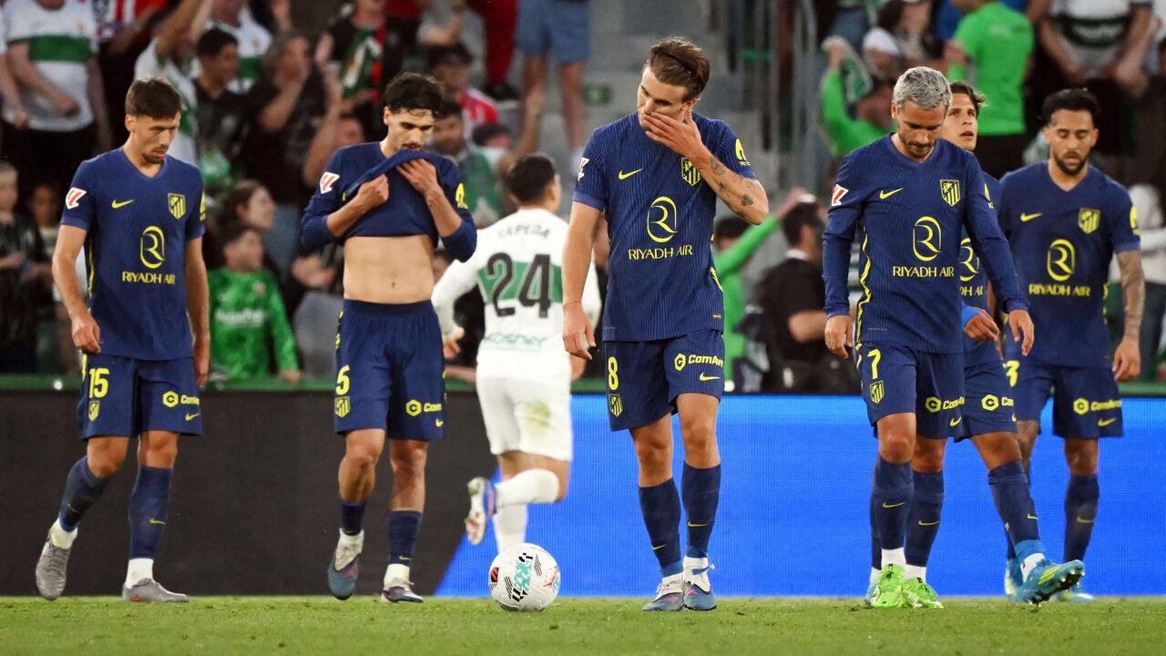 Atletico Madrid's players react to Elche's third goal scored by Elche's Portuguese forward #09 Andre Silva during the Spanish league football match between Elche CF and Club Atletico Madrid at Martinez Valero Stadium in Elche on April 22, 2026.
