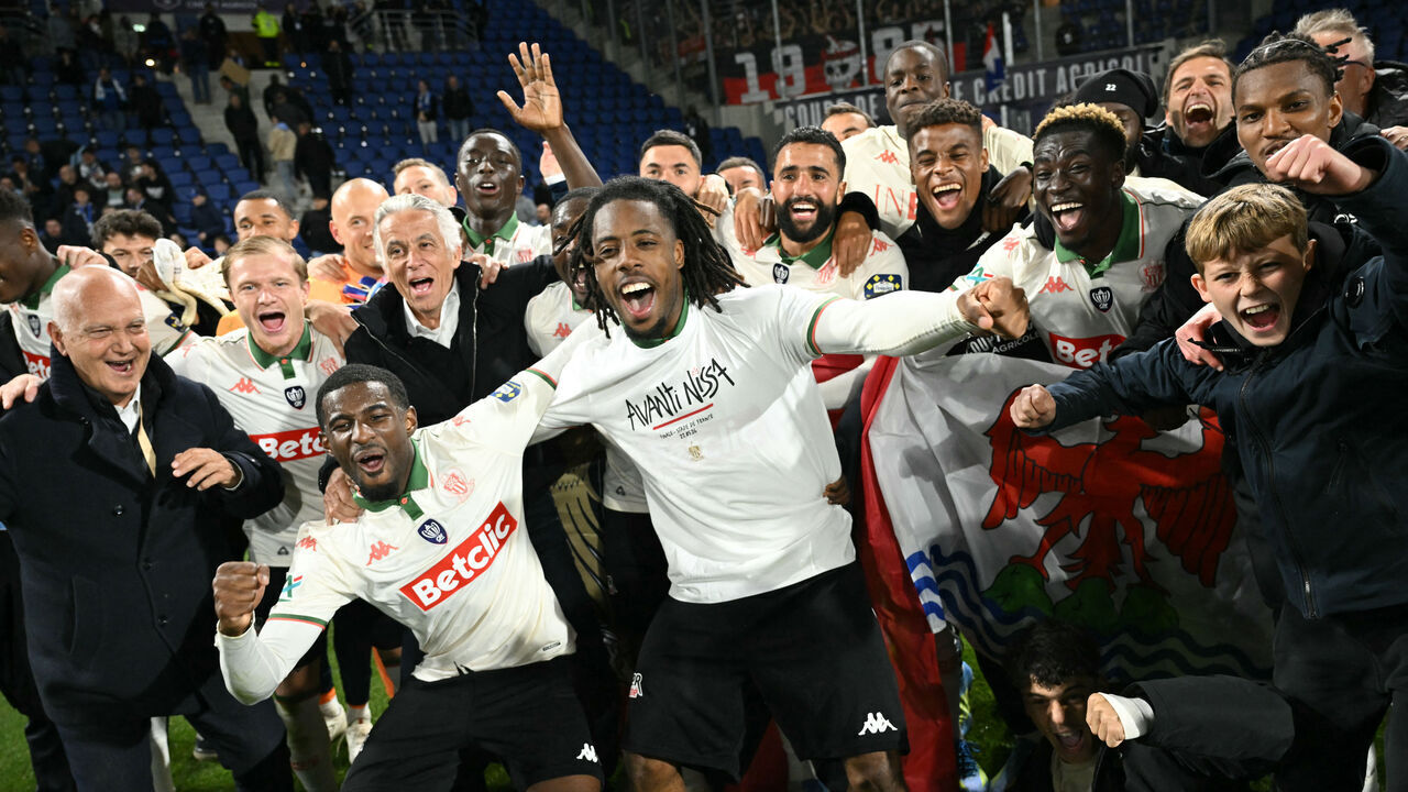 Nice's French forward #25 Mohamed-Ali Cho (2L) and Nice's French forward #11 Elye Wahi (C) celebrate their team's victory with teammates at the end of the French Cup semi-final football match between RC Strasbourg Alsace and OGC Nice at the Stade de la Meinau in Strasbourg, eastern France, on April 22, 2026.