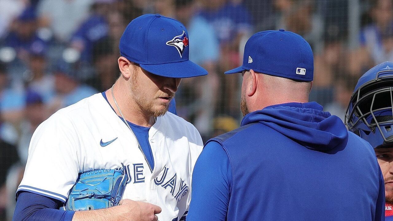 TORONTO. Jays manager John Schneider goes to the mound and takes the game ball from closer Jeff Hoffman( l)Toronto Blue Jays closer Jeff Hoffman got beat up in the ninth inning on Saturday, costing Toronto a 4-1 decision to the Milwaukee Brewers.
