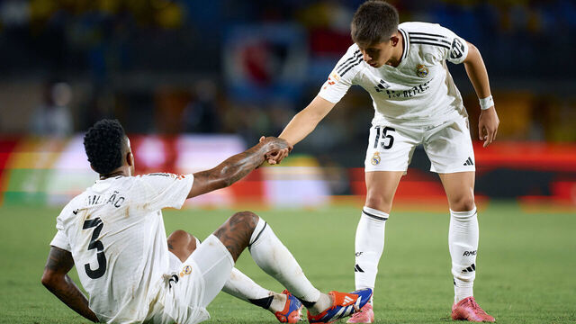 LAS PALMAS, SPAIN - AUGUST 28: Arda Guler of Real Madrid CF helps his teammate Eder Militao of Real Madrid CF during the La Liga match between UD Las Palmas and Real Madrid CF at Estadio Gran Canaria on August 28, 2024 in Las Palmas, Spain.