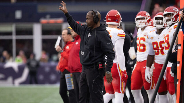 FOXBOROUGH, MA - DECEMBER 17: ansas City Chiefs defensive backs coach Dave Merritt during a game between the New England Patriots and the Kansas City Chiefs on December 17, 2023, at Gillette Stadium in Foxborough, Massachusetts.