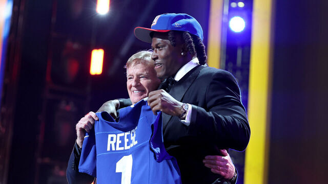 PITTSBURGH, PENNSYLVANIA - APRIL 23: Arvell Reese (L) of Ohio State poses with NFL Commissioner Roger Goodell (R) after being selected fifth overall pick by the New York Giants during Round One of the 2026 NFL Draft at Acrisure Stadium on April 23, 2026 in Pittsburgh, Pennsylvania.