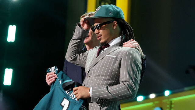 PITTSBURGH, PENNSYLVANIA - APRIL 23: Makai Lemon (R) of USC poses with NFL Commissioner Roger Goodell (L) after being selected twentieth overall pick by the Philadelphia Eagles during Round One of the 2026 NFL Draft at Acrisure Stadium on April 23, 2026 in Pittsburgh, Pennsylvania.