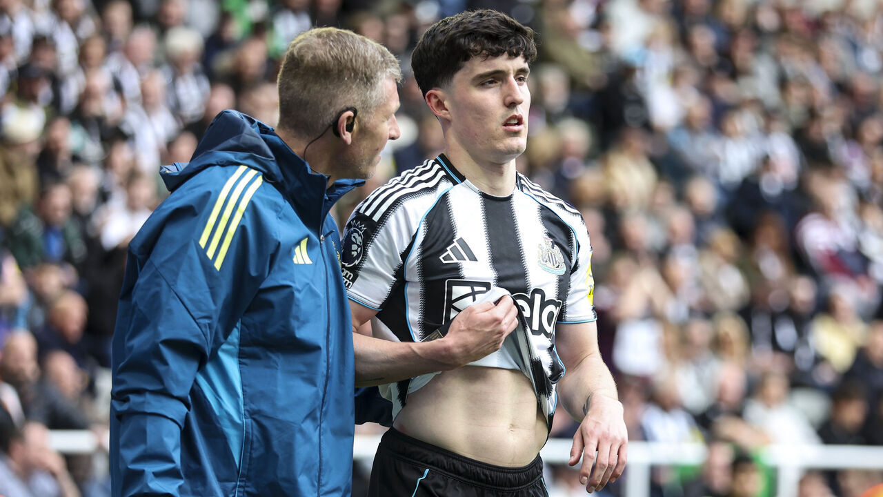 NEWCASTLE UPON TYNE, ENGLAND - APRIL 18: Tino Livramento of Newcastle United goes off injured during the Premier League match between Newcastle United and Bournemouth at St James' Park on April 18, 2026 in Newcastle upon Tyne, England.