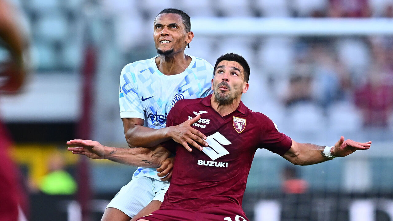 TURIN, ITALY - APRIL 26: Giovanni Simeone of Torino FC competes for the ball with Manuel Akanji of FC Internazionale during the Serie A match between Torino FC and FC Internazionale at Stadio Olimpico di Torino on April 26, 2026 in Turin, Italy.