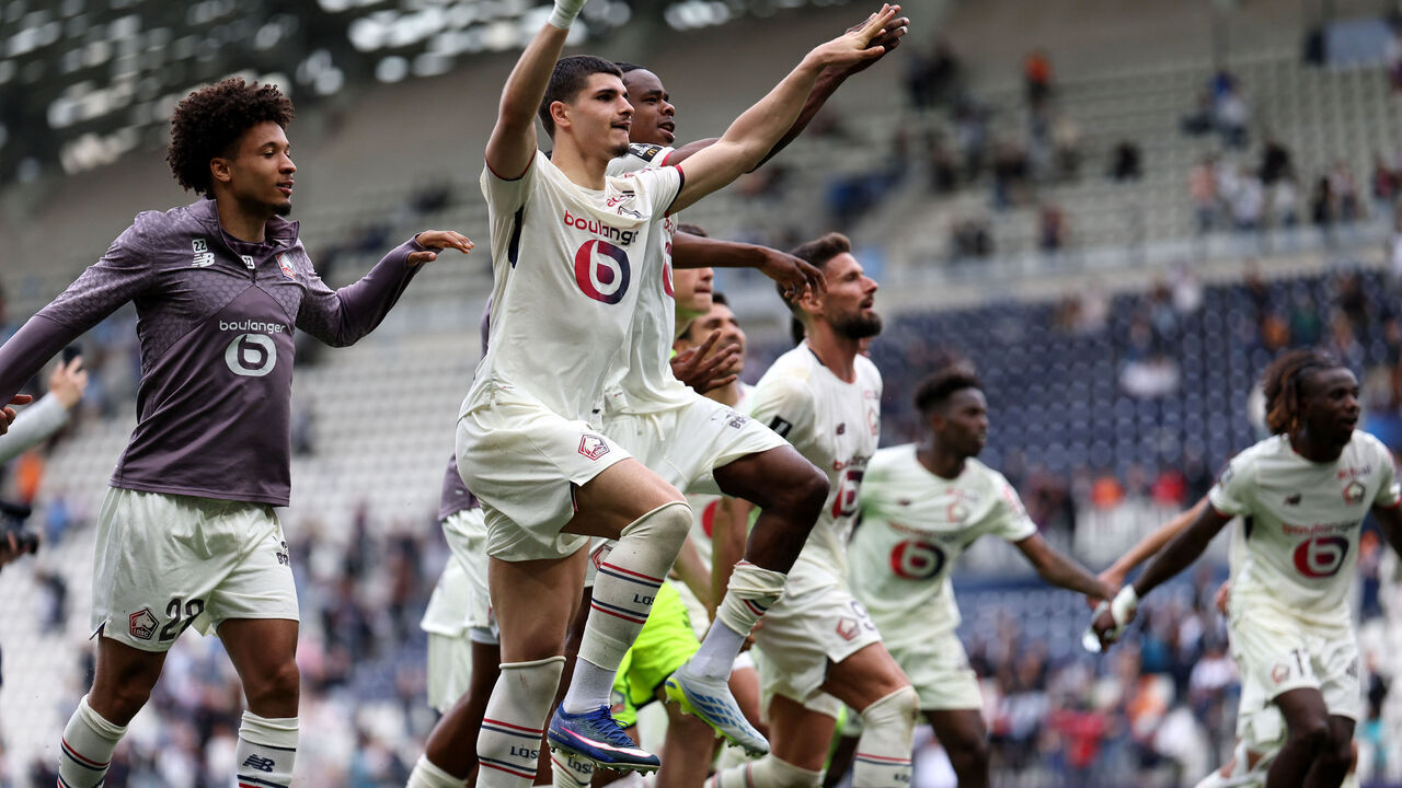 Lille's Belgian forward #07 Matias Fernandez-Pardo (2L) celebrates Lille's victory with teammates at the end of the French L1 football match between Paris FC and LOSC Lille at the Stade Jean-Bouin in Paris, on April 26, 2026.