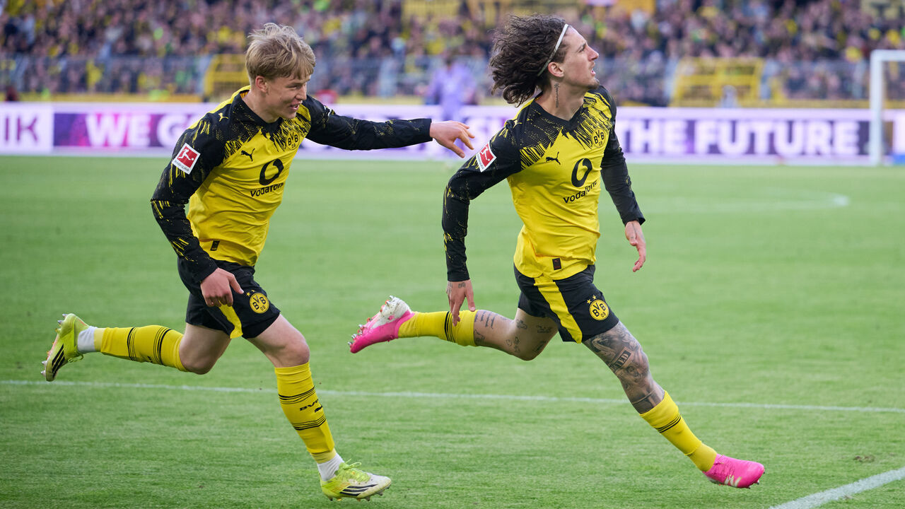 26 April 2026, North Rhine-Westphalia, Dortmund: Soccer, Men: Bundesliga, Borussia Dortmund - SC Freiburg, Matchday 31, Signal Iduna Park. Fabio Silva (Borussia Dortmund, r.) celebrates his goal for 4:0 with Daniel Svensson (Borussia Dortmund). Photo: Bernd Thissen/dpa - IMPORTANT NOTE: In accordance with the regulations of the DFL German Football League and the DFB German Football Association, it is prohibited to utilize or have utilized photographs taken in the stadium and/or of the match in the form of sequential images and/or video-like photo series.