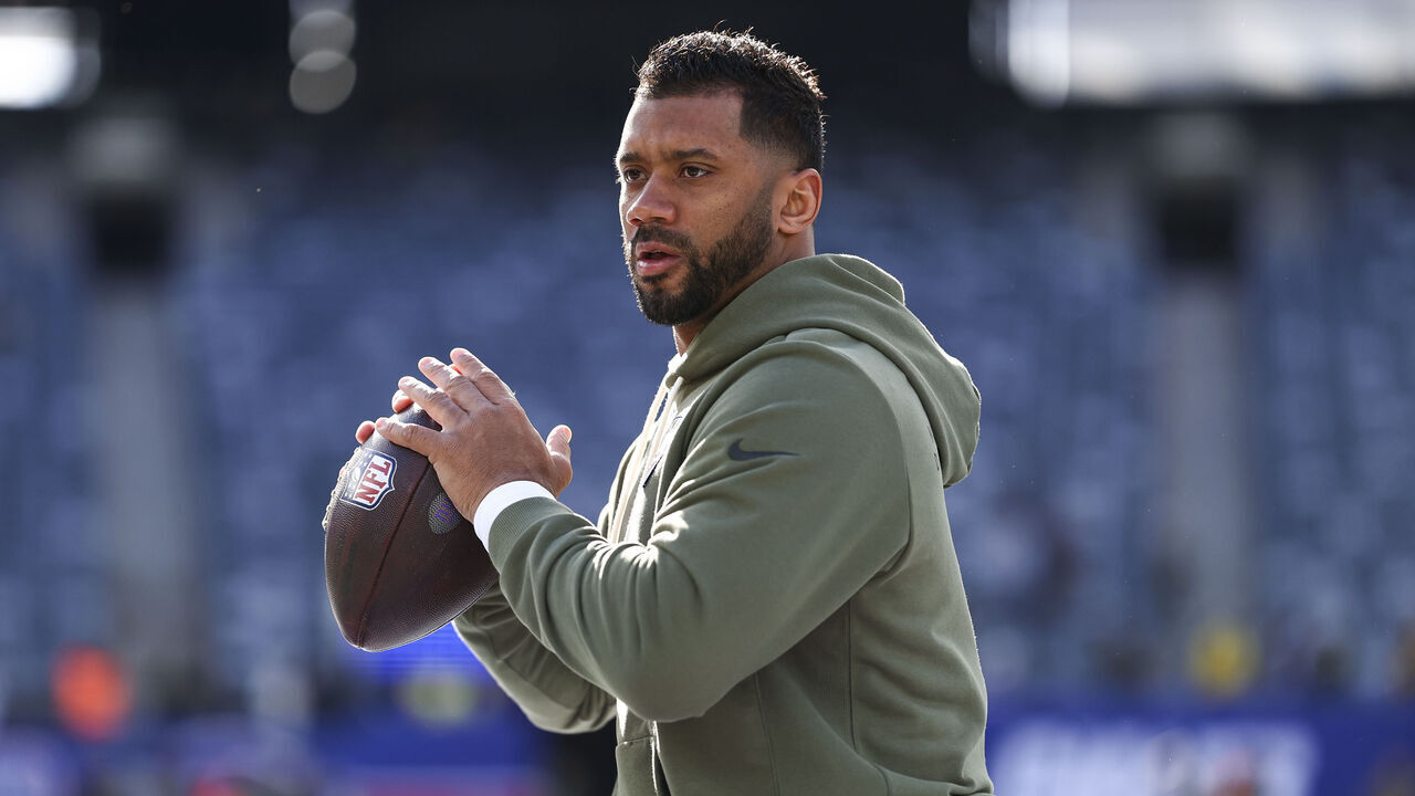 EAST RUTHERFORD, NEW JERSEY - NOVEMBER 16: Russell Wilson #3 of the New York Giants warms up wearing Salute to Service gear prior to an NFL football game against the Green Bay Packers at MetLife Stadium on November 16, 2025 in East Rutherford, New Jersey.