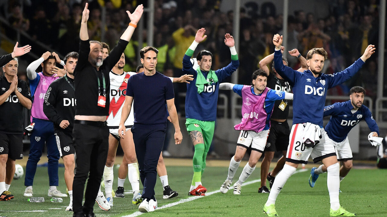 ATHENS, GREECE - APRIL 16: Inigo Perez, Head Coach of Rayo Vallecano and the team celebrate at full time as they advance to the next round during the UEFA Conference League 2025/26 Quarter-Final Leg Two match between PAE AEK and Rayo Vallecano de Madrid at Agia Sophia Stadium on April 16, 2026 in Athens, Greece.