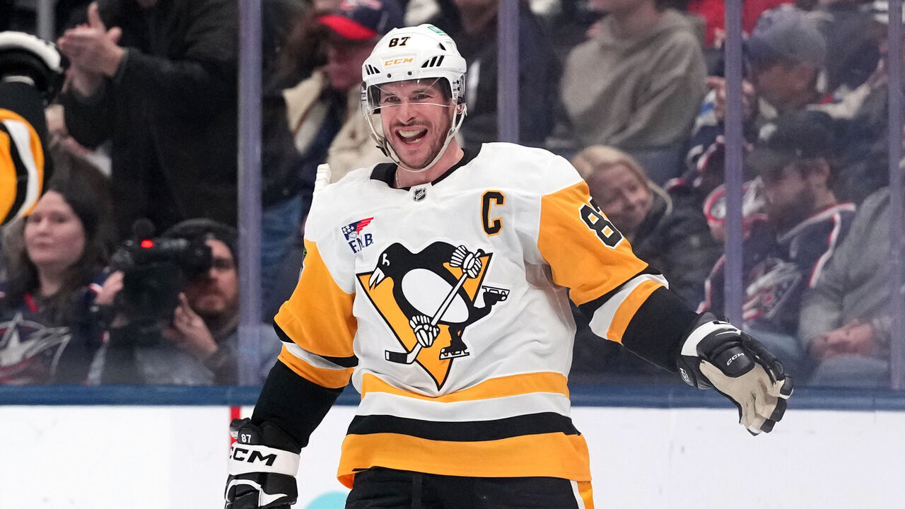 COLUMBUS, OHIO - JANUARY 04: Sidney Crosby #87 of the Pittsburgh Penguins seen in action during the game against the Columbus Blue Jackets at Nationwide Arena on January 04, 2026 in Columbus, Ohio.