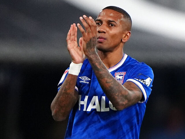 Tinh thần thi đấu vô cùng bền bỉ giúp Ashley Young giữ vai trò then chốt - Bí quyết tạo nên huyền thoại trong làng bóng đá Tinh thần thi đấu vô cùng bền bỉ giúp Ashley Young giữ vai trò then chốt - Bí quyết tạo nên huyền thoại trong làng bóng đá