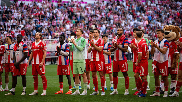MUNICH, GERMANY - MAY 02: Members of FC Bayern Muenchen thank the fans for their support after the draw in the Bundesliga match between FC Bayern München and 1. FC Heidenheim 1846 at Allianz Arena on May 02, 2026 in Munich, Germany.