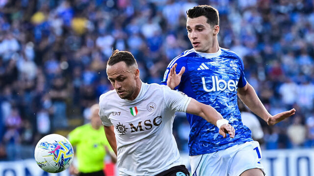 Napoli's Slovak midfielder #68 Stanislav Lobotka fights for the ball with Como's Greek forward Anastasios Douvikas during the Italian Serie A football match between Como and Napoli at the Giuseppe Sinigaglia Stadium in Como, Italy on May 2, 2026.