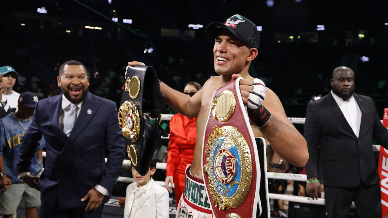 Benavidez celebrating victory after knockout