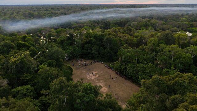 Aerial view of a football game taking place in a forest clearing in the Bauana community, municipality of Carauari, in the heart of the Brazilian Amazon Forest, on March 15, 2020. - Many young people in the heart of the Amazon rainforest choose their community over the city.