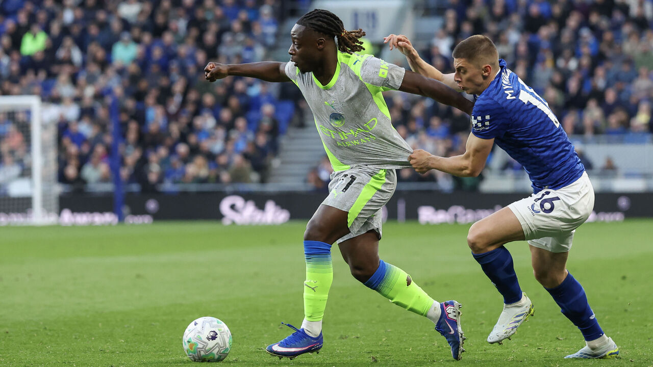 LIVERPOOL, ENGLAND - MAY 4: Manchester City's Jeremy Doku holds off the challenge from Everton's Vitaliy Mykolenko during the Premier League match between Everton and Manchester City at Hill Dickinson Stadium on May 4, 2026 in Liverpool, United Kingdom.