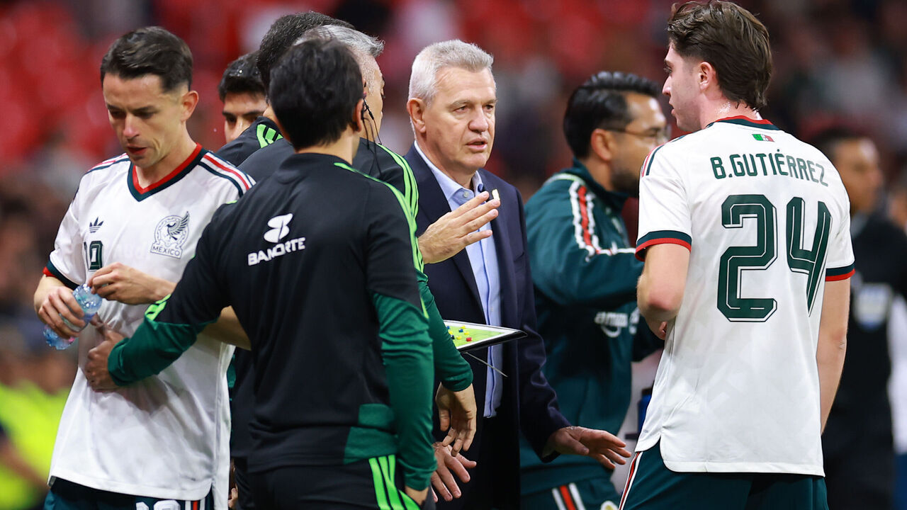 MEXICO CITY, MEXICO - MARCH 28: Javier Aguirre, Head Coach of Mexico, chats with players in the water break during an international friendly between Mexico and Portugal at Banorte Stadium on March 28, 2026 in Mexico City, Mexico.