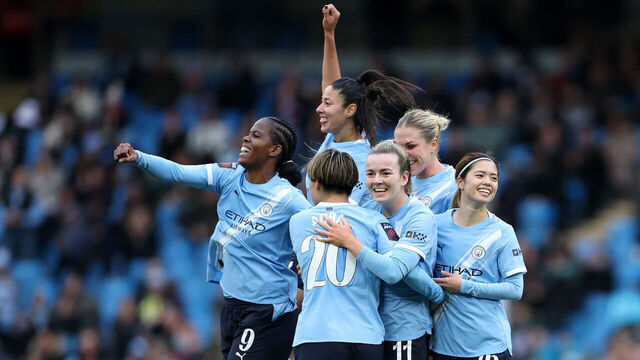 MANCHESTER, ENGLAND - NOVEMBER 15: Lauren Hemp of Manchester City celebrates scoring her team's third goal with Khadija Shaw, Yui Hasegawa and teammates during the Barclays Women's Super League match between Manchester City and Manchester United at Etihad Stadium on November 15, 2025 in Manchester, England.