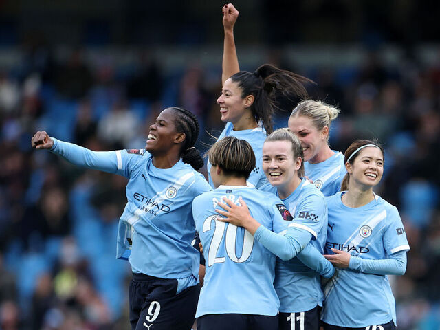 MANCHESTER, ENGLAND - NOVEMBER 15: Lauren Hemp of Manchester City celebrates scoring her team's third goal with Khadija Shaw, Yui Hasegawa and teammates during the Barclays Women's Super League match between Manchester City and Manchester United at Etihad Stadium on November 15, 2025 in Manchester, England.