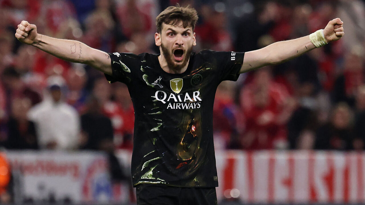 TOPSHOT - Paris Saint-Germain's Georgian forward #07 Khvicha Kvaratskhelia celebrates at the end of the UEFA Champions League second-leg, semi-final football match between FC Bayern Munich and Paris Saint-Germain (PSG) in Munich, southern Germany on May 6, 2026.