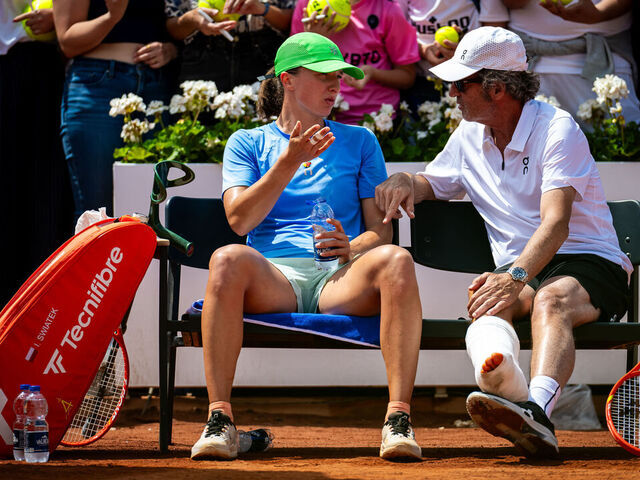 ROME, ITALY - MAY 07: Iga Swiatek of Poland talks to coach Francisco Roig during practice on Day Three of the Internazionali BNL D'Italia at Foro Italico on May 07, 2026 in Rome, Italy