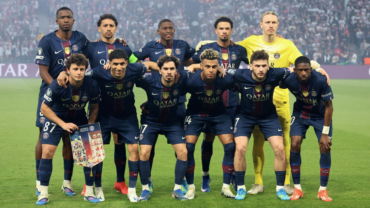 PARIS, FRANCE - APRIL 28: Willian Pacho #51, Marquinhos #5, Nuno Mendes #25, Warren Zaire-Emeyr #33, Matvei Safonov #39, Joao Neves #87, Achraf Hakimi #2, Vitinha #17, Désiré Doué #14, Khvicha Kvaratskhelia #7 and Ousmane Dembélé #10 of Paris Saint-Germain pose before the UEFA Champions League 2025/26 Semi Final First Leg match between Paris Saint-Germain and FC Bayern München at Parc des Princes on April 28, 2026 in Paris, France.