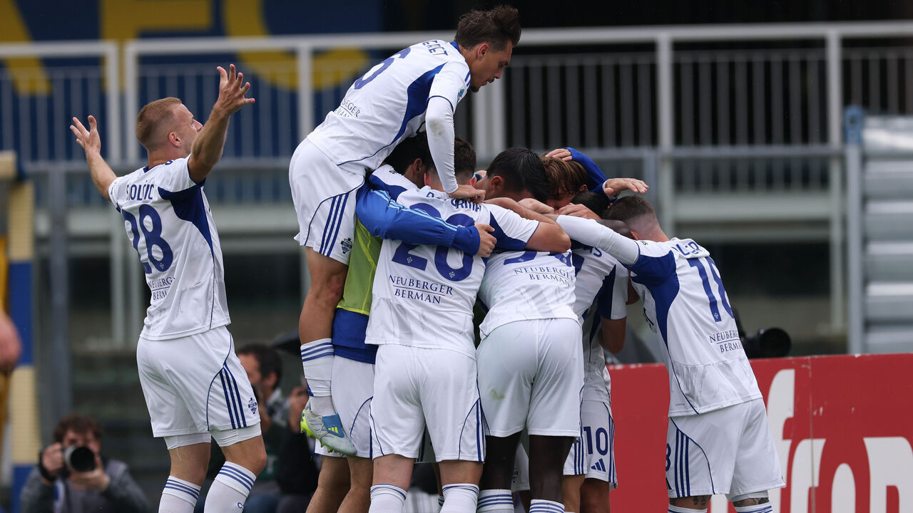 VERONA, ITALY - MAY 10: Como celebrate their team's first goal scored by Anastasios Douvikas during the Serie A match between Hellas Verona FC and Como 1907 at Stadio Marcantonio Bentegodi on May 10, 2026 in Verona, Italy.