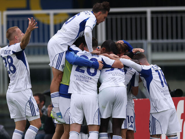VERONA, ITALY - MAY 10: Como celebrate their team's first goal scored by Anastasios Douvikas during the Serie A match between Hellas Verona FC and Como 1907 at Stadio Marcantonio Bentegodi on May 10, 2026 in Verona, Italy.