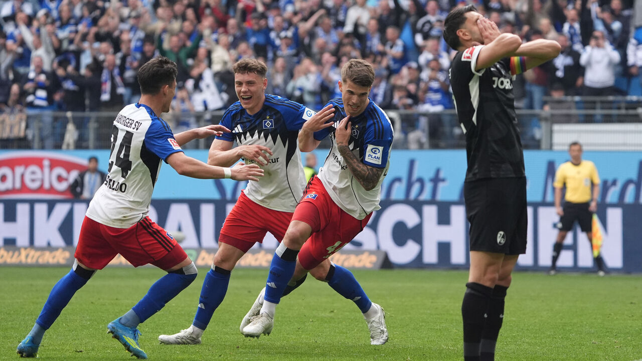 10 May 2026, Hamburg: Soccer, Men: Bundesliga, Hamburger SV - SC Freiburg, Matchday 33, at Volksparkstadion, Luka Vukovi (3rd from left, Hamburger SV) celebrates after scoring the 2:1 with Nicolai Remberg (2nd from left, Hamburger SV) and Nicolás Capaldo (Hamburger SV). On the right of the picture is Vincenzo Grifo (SC Freiburg). Photo: Marcus Brandt/dpa - IMPORTANT NOTE: In accordance with the regulations of the DFL German Football League and the DFB German Football Association, it is prohibited to utilize or have utilized photographs taken in the stadium and/or of the match in the form of sequential images and/or video-like photo series.