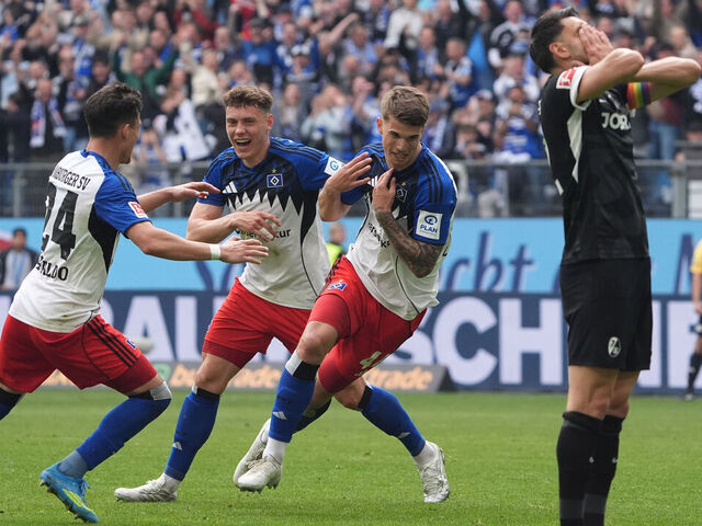 10 May 2026, Hamburg: Soccer, Men: Bundesliga, Hamburger SV - SC Freiburg, Matchday 33, at Volksparkstadion, Luka Vukovi (3rd from left, Hamburger SV) celebrates after scoring the 2:1 with Nicolai Remberg (2nd from left, Hamburger SV) and Nicolás Capaldo (Hamburger SV). On the right of the picture is Vincenzo Grifo (SC Freiburg). Photo: Marcus Brandt/dpa - IMPORTANT NOTE: In accordance with the regulations of the DFL German Football League and the DFB German Football Association, it is prohibited to utilize or have utilized photographs taken in the stadium and/or of the match in the form of sequential images and/or video-like photo series.
