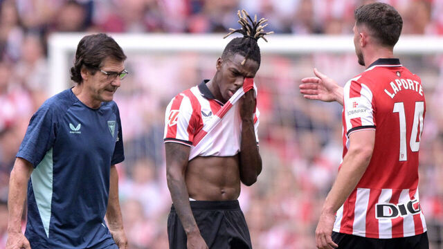 BILBAO, SPAIN - MAY 10: Nico Williams of Athletic Club Bilbao is leaving the pitch injured during the LaLiga EA Sports match between Athletic de Bilbao v Valencia at the San Mames Stadium on May 10, 2026 in Bilbao Spain