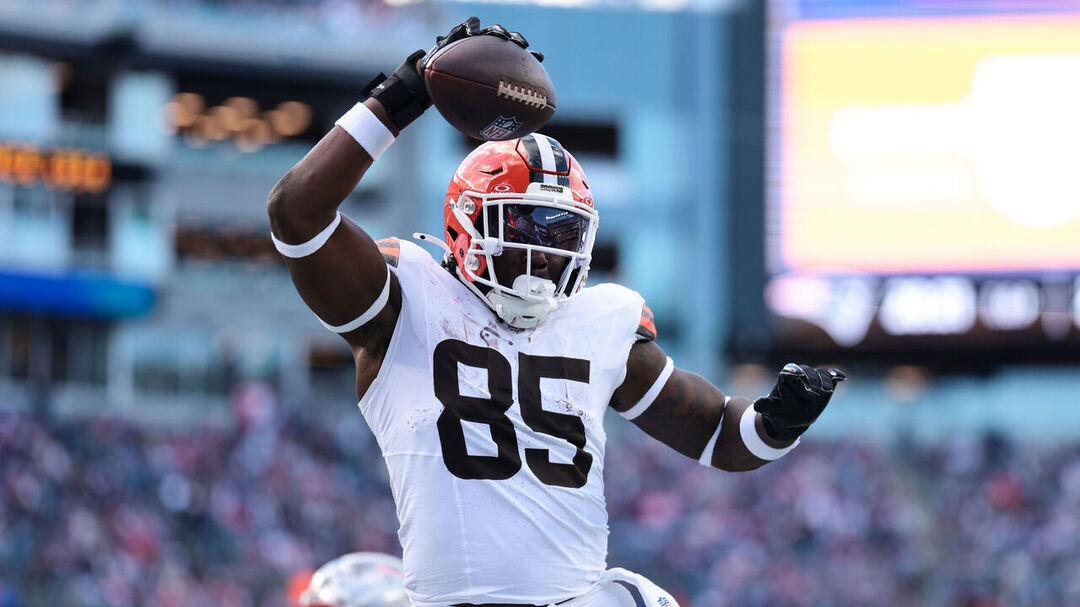 Chargers agree to terms with Njoku on reported 1-year deal | theScore