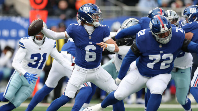 EAST RUTHERFORD, NEW JERSEY - JANUARY 04: Jaxson Dart #6 of the New York Giants in action against the Dallas Cowboys during their game at MetLife Stadium on January 04, 2026 in East Rutherford, New Jersey.