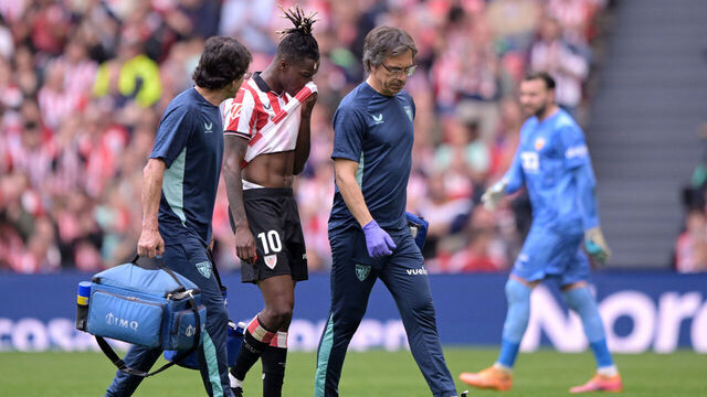 BILBAO, SPAIN - MAY 10: Nico Williams of Athletic Club Bilbao is leaving the pitch injured during the LaLiga EA Sports match between Athletic de Bilbao v Valencia at the San Mames Stadium on May 10, 2026 in Bilbao Spain