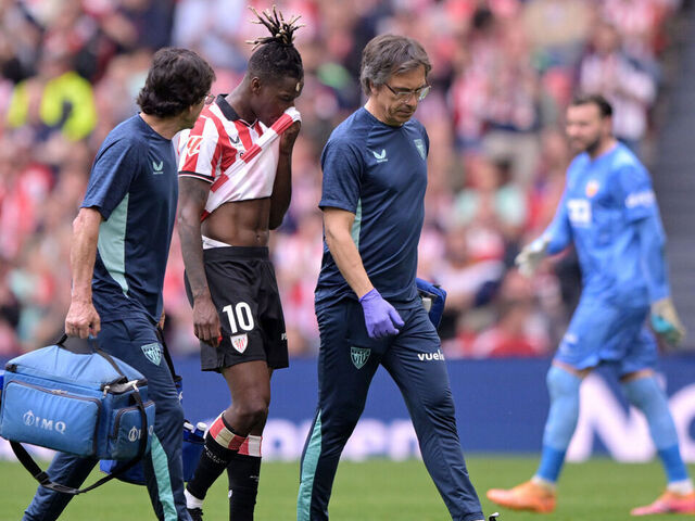 BILBAO, SPAIN - MAY 10: Nico Williams of Athletic Club Bilbao is leaving the pitch injured during the LaLiga EA Sports match between Athletic de Bilbao v Valencia at the San Mames Stadium on May 10, 2026 in Bilbao Spain