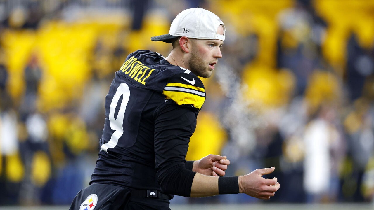 PITTSBURGH, PENNSYLVANIA - JANUARY 04: Chris Boswell #9 of the Pittsburgh Steelers in action against the Baltimore Ravens at Acrisure Stadium on January 04, 2026 in Pittsburgh, Pennsylvania.