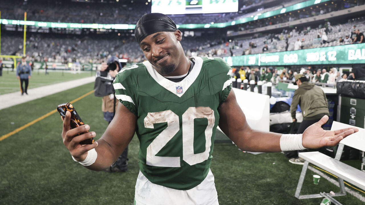 EAST RUTHERFORD, NEW JERSEY - NOVEMBER 9: Breece Hall #20 of the New York Jets celebrates following the game against the Cleveland Browns at MetLife Stadium on November 9, 2025 in East Rutherford, New Jersey.