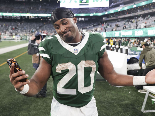 EAST RUTHERFORD, NEW JERSEY - NOVEMBER 9: Breece Hall #20 of the New York Jets celebrates following the game against the Cleveland Browns at MetLife Stadium on November 9, 2025 in East Rutherford, New Jersey.