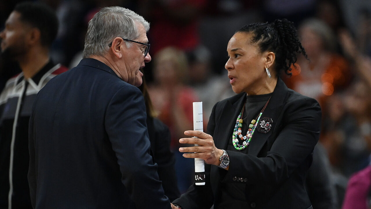 College Basketball: NCAA Final Four: UConn Head Coach Geno Auriemma and South Carolina Head Coach Dawn Staley ague during the game at Mortgage Matchup Center. Phoenix, AZ 4/3/2026 CREDIT: Jordan Murph