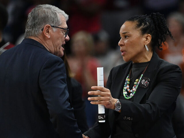 College Basketball: NCAA Final Four: UConn Head Coach Geno Auriemma and South Carolina Head Coach Dawn Staley ague during the game at Mortgage Matchup Center. Phoenix, AZ 4/3/2026 CREDIT: Jordan Murph