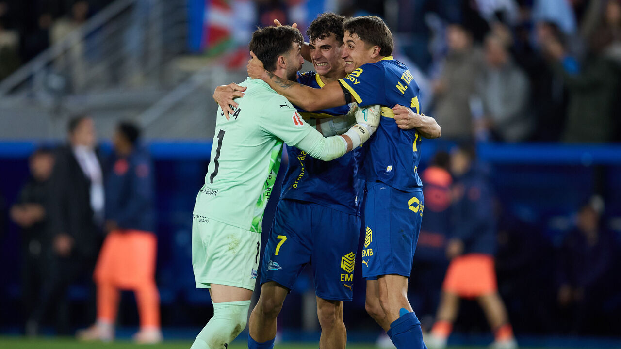 VITORIA-GASTEIZ, SPAIN - MAY 13: Players of Deportivo Alaves celebrating their team's victory following the LaLiga EA Sports match between Deportivo Alaves and FC Barcelona at Estadio de Mendizorroza on May 13, 2026 in Vitoria-Gasteiz, Spain.