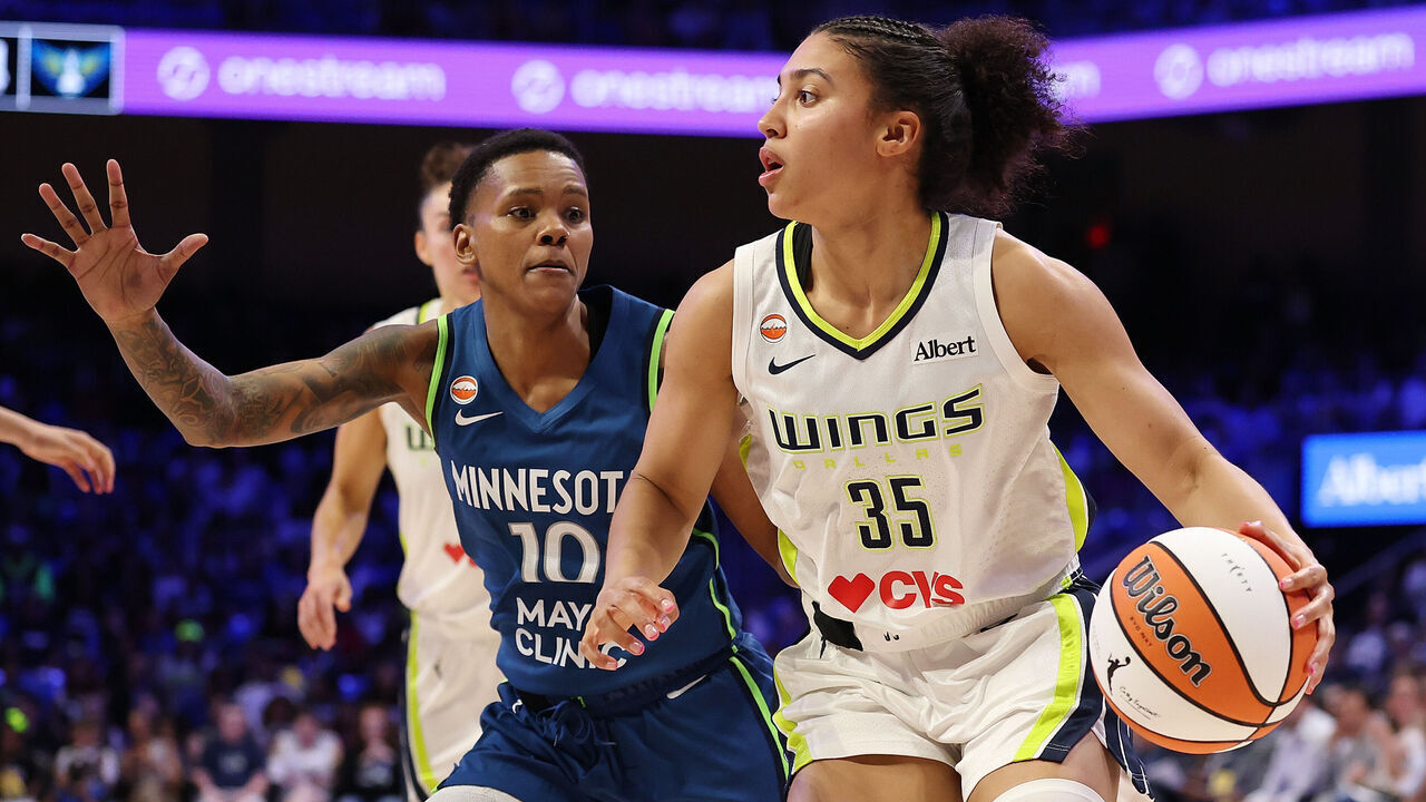 ARLINGTON, TEXAS - MAY 14: Azzi Fudd #35 of the Dallas Wings is defended by Courtney Williams #10 of the Minnesota Lynx during the second half at College Park Center on May 14, 2026 in Arlington, Texas. NOTE TO USER: User expressly acknowledges and agrees that, by downloading and or using this photograph, User is consenting to the terms and conditions of the GettyImages License Agreement.