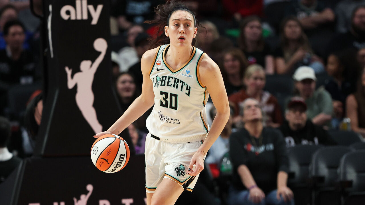 PORTLAND, OR - MAY 14: Breanna Stewart #30 of the New York Liberty handles the ball during the game against the Portland Fire on May 14, 2026 at Moda Center in Portland, Oregon. Mandatory Copyright Notice: Copyright 2026 NBAE