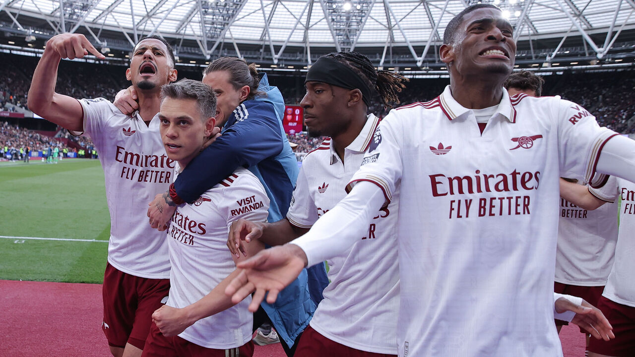 LONDON, ENGLAND - MAY 10: Leandro Trossard of Arsenal celebrates with teammates after scoring their side's first goal during the Premier League match between West Ham United and Arsenal at London Stadium on May 10, 2026 in London, England.