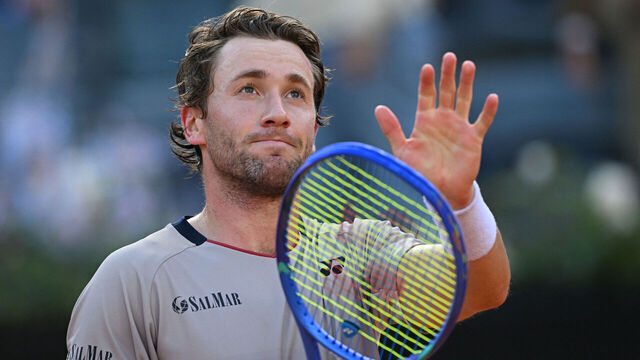 Norway's Casper Ruud celebrates after winning the semi-final against Italy's Luciano Darderi during the ATP Rome Open tennis tournament at Foro Italico in Rome on May 15, 2026.