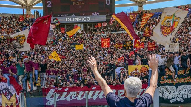ROME, ITALY - MAY 17: Gian Piero Gasperini head coach of AS Roma celebrates the victory under Curva Sud after the Serie A match between AS Roma and SS Lazio at Stadio Olimpico on May 17, 2026 in Rome, Italy.