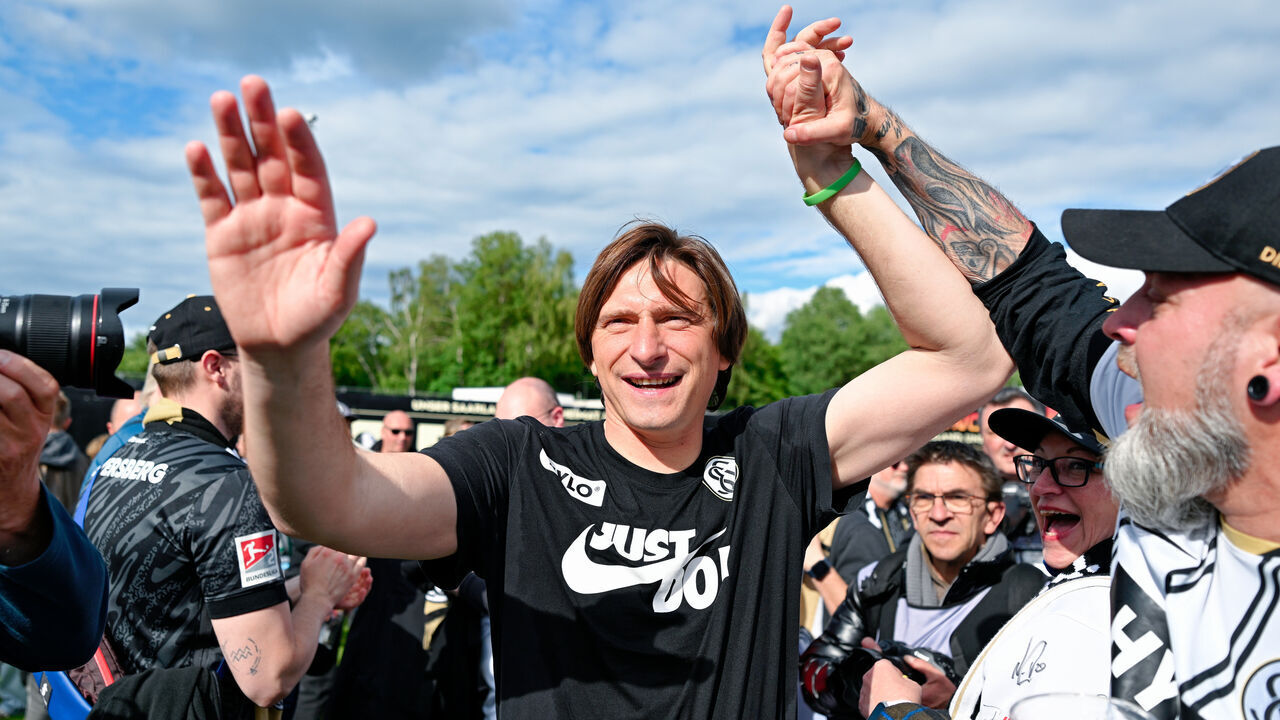 17 May 2026, Saarland, Spiesen-Elversberg: Soccer, Men, Bundesliga 2, SV Elversberg - SC Preußen Münster, Matchday 34, Ursapharm-Arena an der Kaiserlinde. Coach Vincent Wagner (SV 07 Elversberg) celebrates promotion with fans. The match ended 3:0. Photo: Uwe Anspach/dpa - IMPORTANT NOTE: In accordance with the regulations of the DFL German Football League and the DFB German Football Association, it is prohibited to utilize or have utilized photographs taken in the stadium and/or of the match in the form of sequential images and/or video-like photo series.