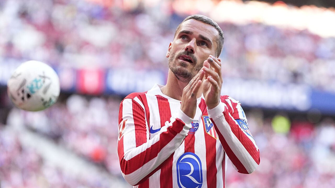 MADRID, SPAIN - MAY 17: Antoine Griezmann of Atletico de Madrid claps during the Spanish League, LaLiga EA Sports, football match played between Atletico de Madrid and Girona FC at Riyadh Air Metropolitano stadium on May 17, 2026, in Madrid, Spain.